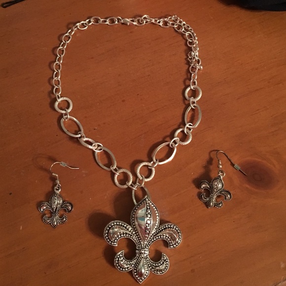 Fleur De Lis necklace with matching earrings!