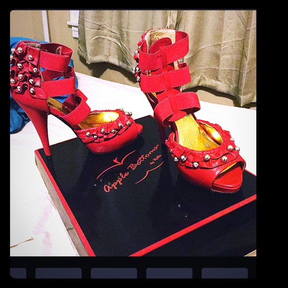 Red studded shoes,!👠