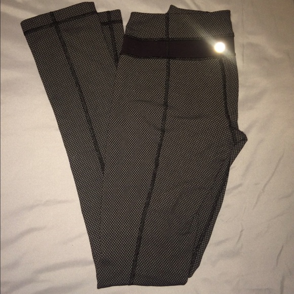 Lululemon sz 4 Black diamond Wunder Under legging