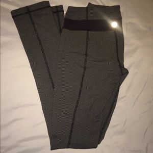 Lululemon sz 4 Black diamond Wunder Under legging