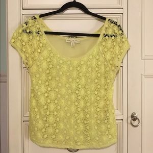 Bright yellow lace top! 💛
