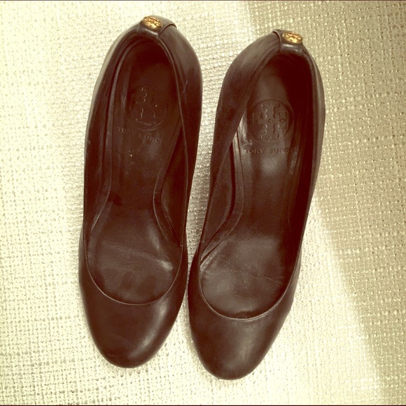 black leather tory burch round toe pump