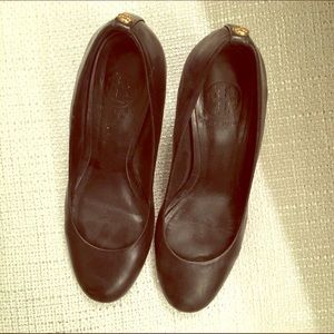 black leather tory burch round toe pump