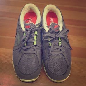 Nike dual fusion sneakers size 6.5