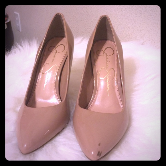 Pointy beige ! Heel