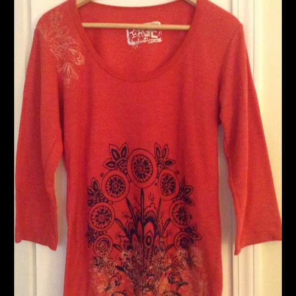 ERGE DESIGNS Graphic 3/4 Sleeve Tee - Picture 2 of 4