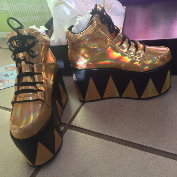 gold yru platform/heel lace up shoes - Picture 3 of 3