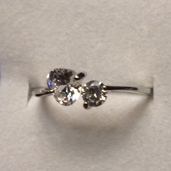 Jewelry - 2-Stone CZ Crystal Ring💎💎