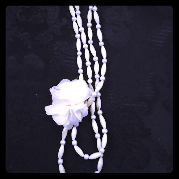 White bead long necklace with flower pin