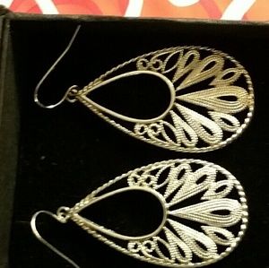 Beautiful silver tear drop earings.