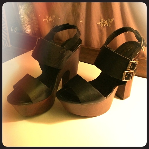 🚫SOLD🚫Black buckled open toe platform heels 💼