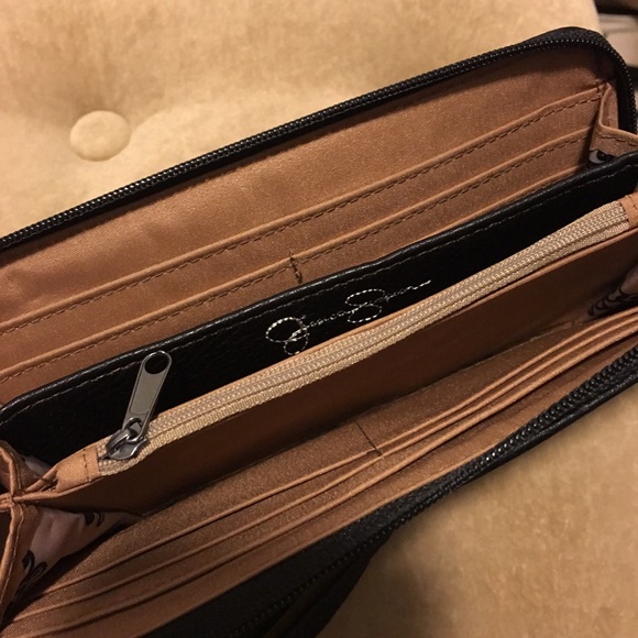 Jessica Simpson wristlet. - Picture 2 of 2
