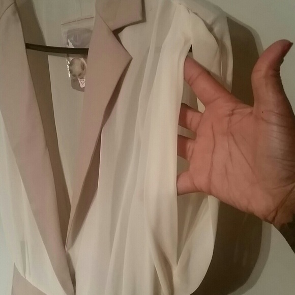 Gorgeous tan blazer sleeveless sheer - Picture 2 of 4