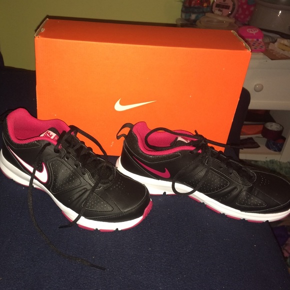 Nike shoes size 9 in woman