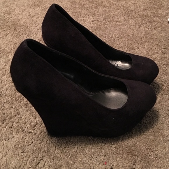 Black wedges