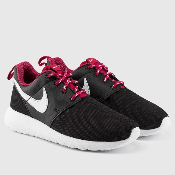 Nike Shoes - NWB☆ NIKE Roshe Shoes Black/White/Fuschia