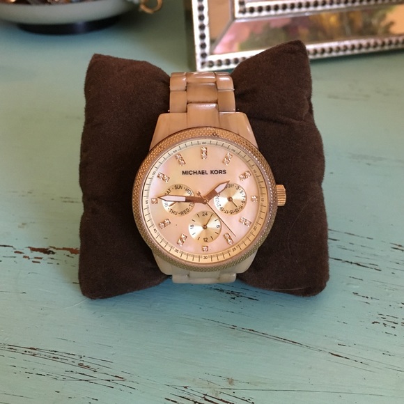 Michael Kors Jet Set Horn