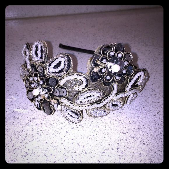 Beautiful NEW floral detailed headband