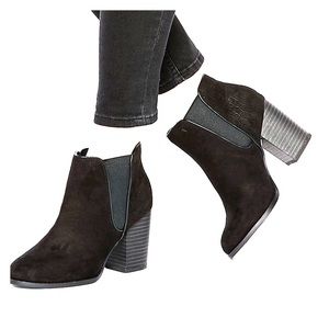 Snake effect Chelsea boots.