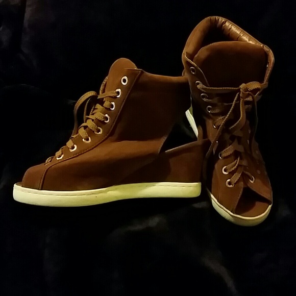 Shoes - Picture 1 of 4