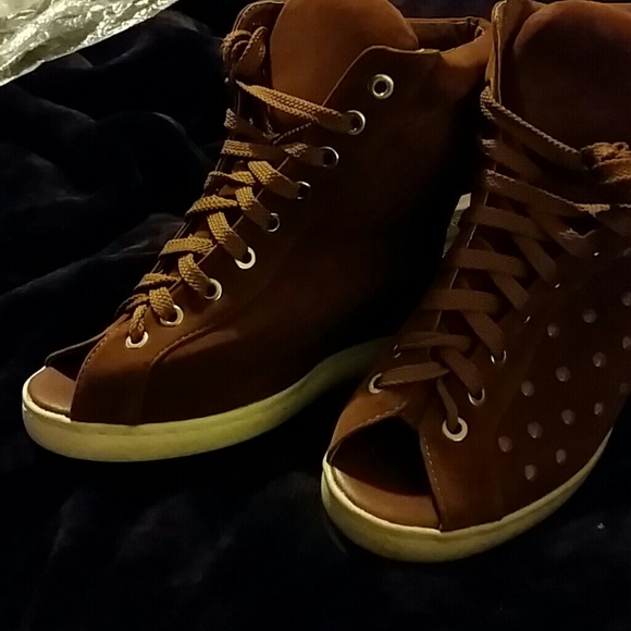 Shoes - Picture 4 of 4