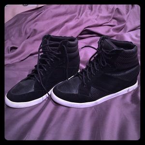 JustFab heeled high top sneakers Size 7.