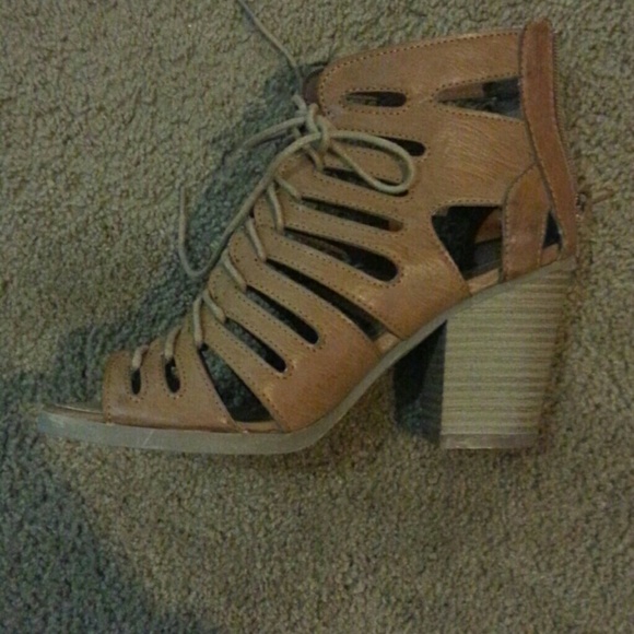 Sandles - Picture 2 of 3