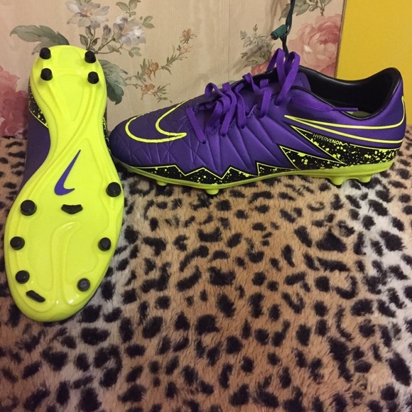 Nike Soccer Cleats - Picture 2 of 3