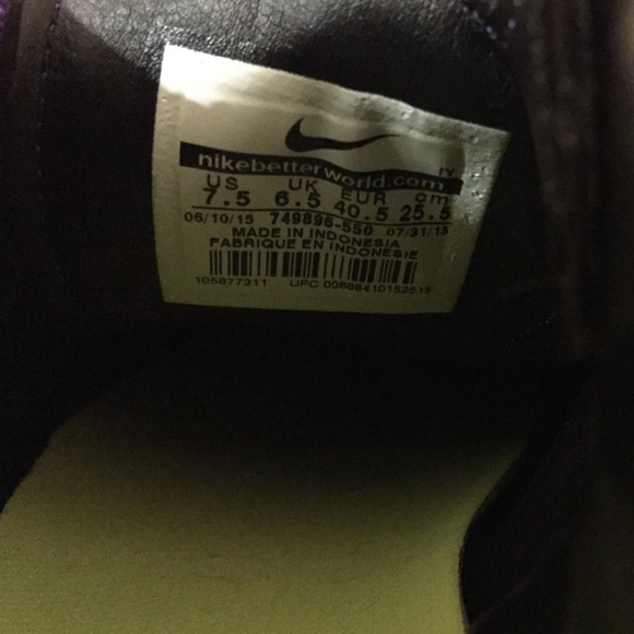 Nike Soccer Cleats - Picture 3 of 3