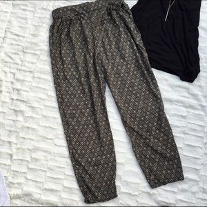 Baggy pants with a hexagon pattern