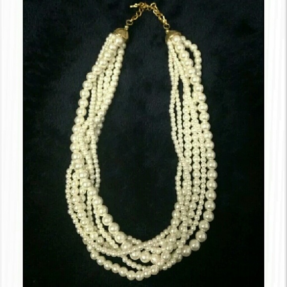 Twisted faux pearl necklace