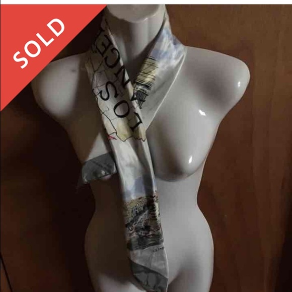 NWOT Guess scarf multi color