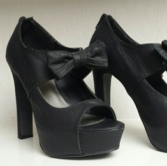 Qupid Shoes - Qupid Black Bow Retro Platform Heels Qupid Shoes - Qupid Black Bow Retro Platform Heels