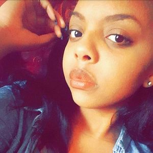 Meet your Posher, Deedee