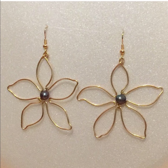 Flower earrings w/ Tahitian pearl