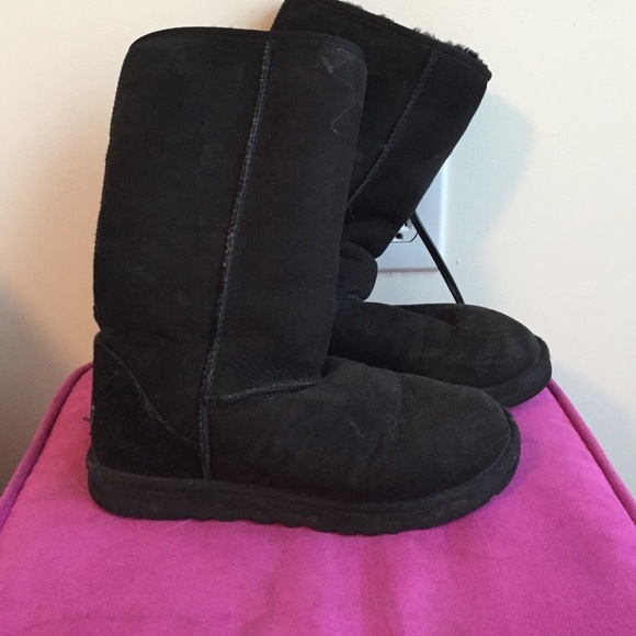 Black Ugg boots