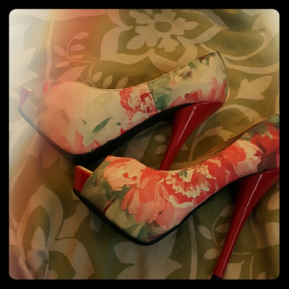 NWOT Floral Heels
