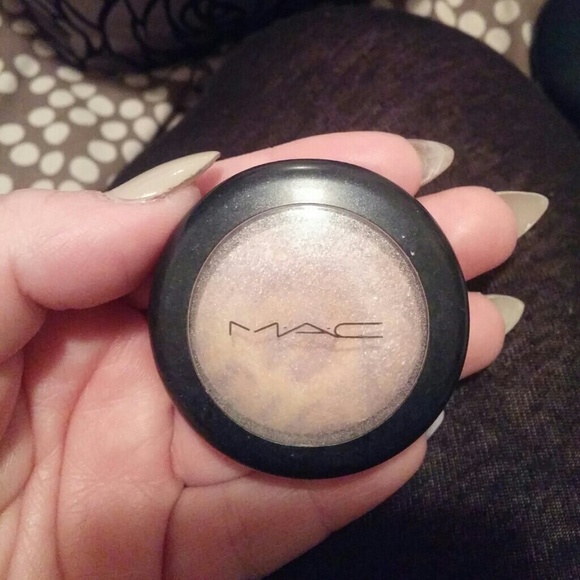 MAC MINERALIZE EYE SHADOW - DARE TO BARE