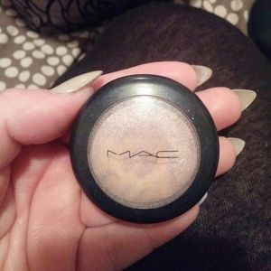 MAC MINERALIZE EYE SHADOW - DARE TO BARE