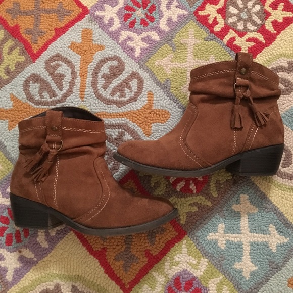 Brown suede booties with tassel
