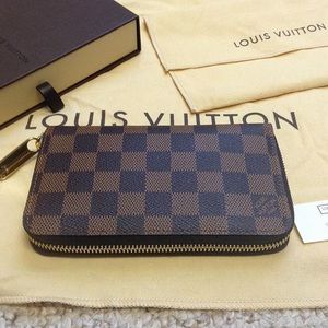 ❌SOLD❌ Auth. Louis Vuitton zippy compact wallet