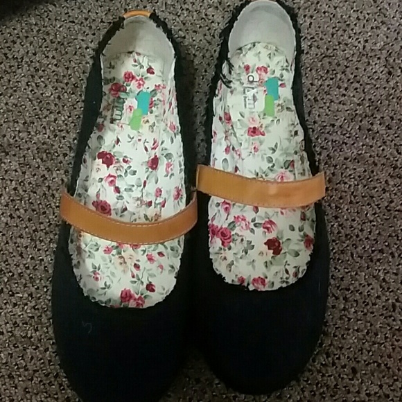 Cute black and tan flats