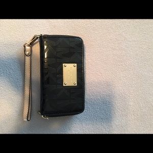 Micheal Kors iPhone5 wristlet