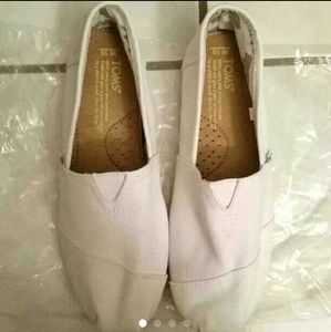 BRAND NEW WHITE TOMS