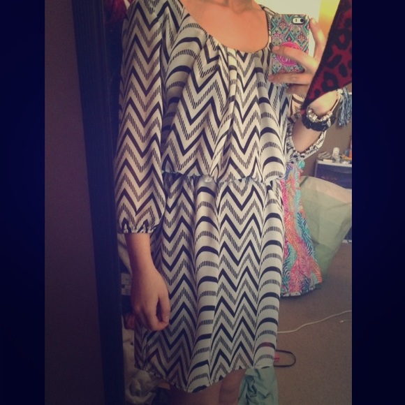 🚫SOLD🚫B&W chevron dress with real belt