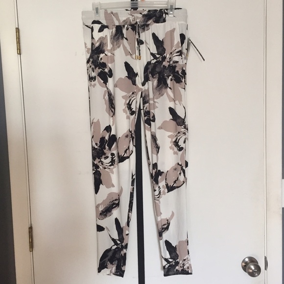 Tapered floral printed soft pants.