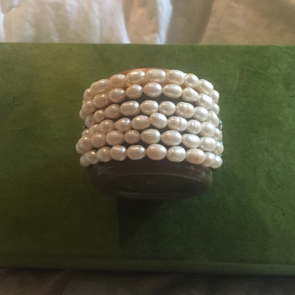 Stretch bracelet with fresh water pearls