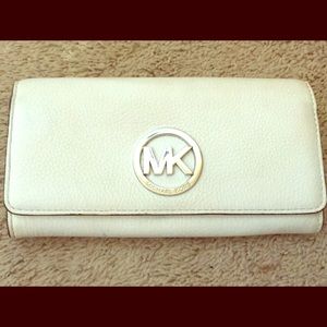 🎉1 HR SALE🎉Michael Kors white wallet