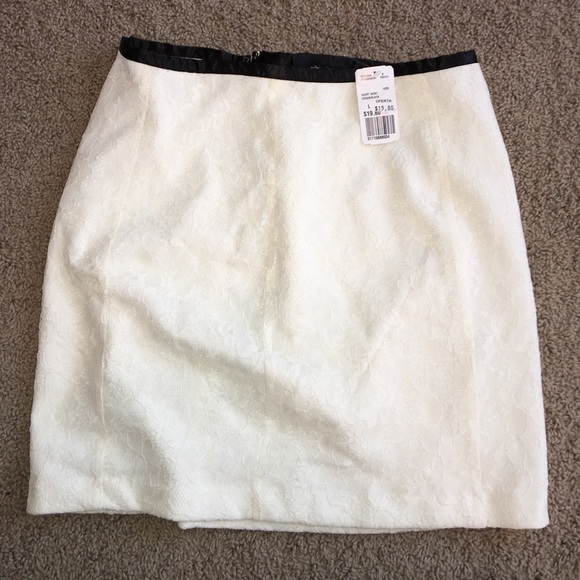 Forever 21 lace skirt with black trim