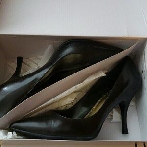 Black pumps